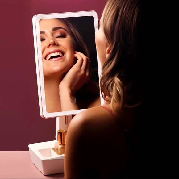 Sora Dual powered Vanity Mirror LED’s mimic the natural sunlight - Picture 12 of 13
